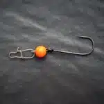 Montiertes Cheburashkablei in orange mit Einzelhaken auf Schieferplatte