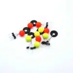 Ein Haufen Pilotkugeln in Rot und Gelb mit Schnurstoppern aus Gummi in schwarz
