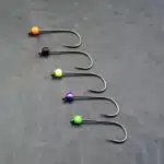 Fuenf Streamerhaken mit verschiedenfarbigen Tungstenperlen