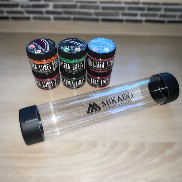 Sechs Dosen Libra Lures vor Tube von Mikado