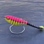 Club Nyashki John in Schwarz Pink Gelb auf Schieferplatte