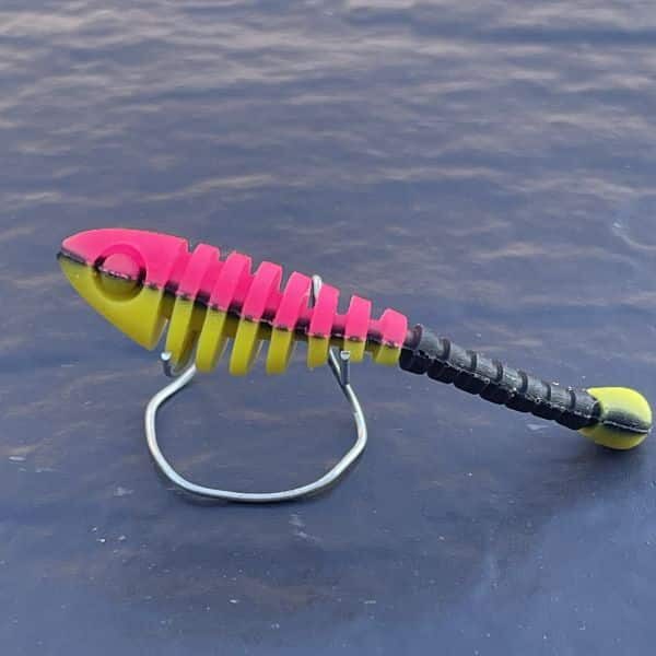 Club Nyashki John in Schwarz Pink Gelb auf Schieferplatte