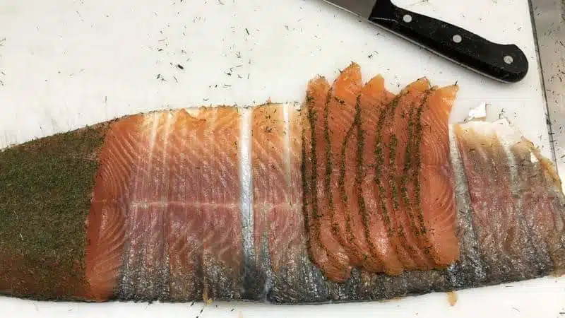 Graved Lachs in Scheiben auf Haut