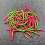Ein Haufen Forellen Gummikoeder RIP No 8 in griuen pink