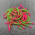 Ein Haufen Forellen Gummikoeder RIP No 8 in griuen pink
