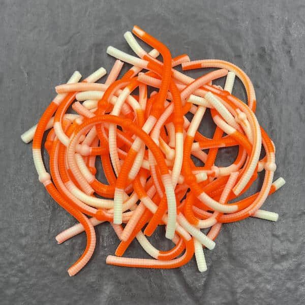 Ein Haufen Forellen Gummikoeder RIP No 8 in weiss orange