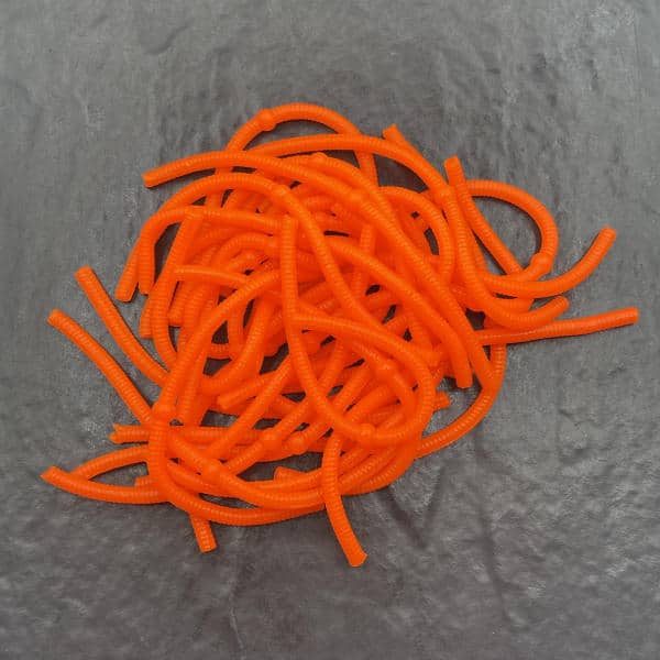Ein Haufen Forellen Gummikoeder RIP No 8 in orange