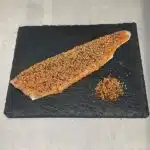Lachsforellenfilet mit Orangenpfeffer Topping auf Schieferplatte