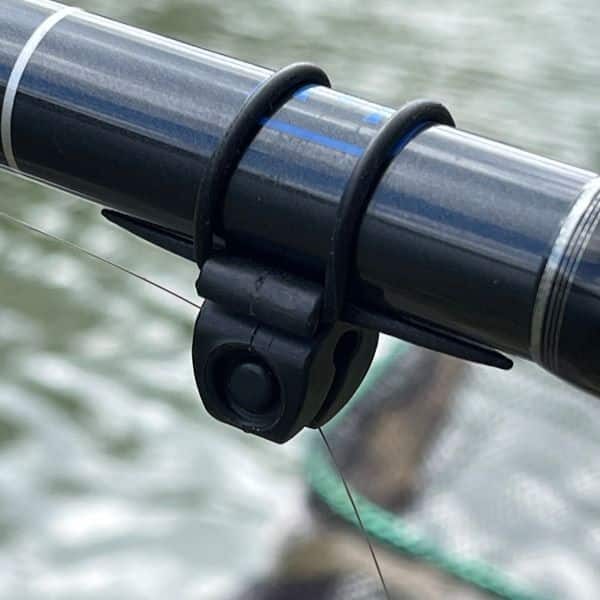 Line Clip aus Kunststoff mit O Ring an Rute montiert