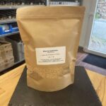 Raeuchermehl in einer braunen Tuete mit Sichtfenster