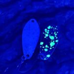 Trout Area Sports Spoon Njoerd 8 unter UV Licht