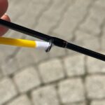 Reinigung eines Rutenringes mit dem Wattekopf eines Reinigungsstaebchens