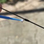Reinigung eines Rutenringes mit dem Wattekopf eines Reinigungsstaebchens