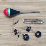 Rasselposenset mit Pose Gummistoppern und Glasgewicht auf Holzplatte