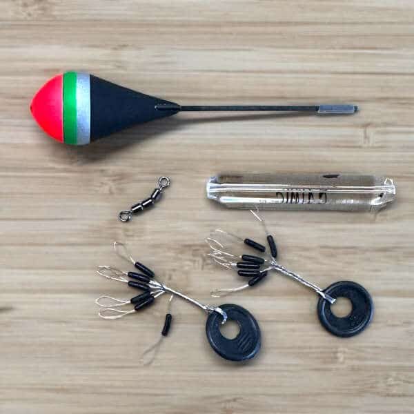 Rasselposenset mit Pose Gummistoppern und Glasgewicht auf Holzplatte