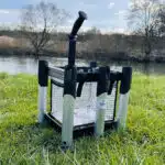 UL Rodstand auf Wiese vor einem Gewaesser