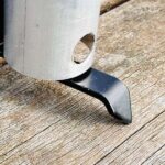 Nahaufnahme der Fusskralle des UL Rodstand auf einem Holzboden