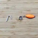 Montierte orange Pilotpose mit fixierter Glaskugel und Koeder