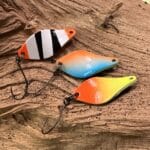 3er Spoon Set Frieslinger in unterschiedlichen Farben auf Holzklotz
