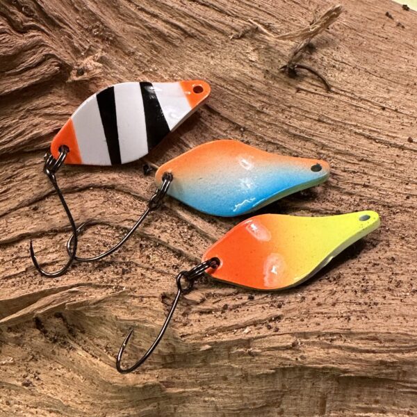 3er Spoon Set Frieslinger in unterschiedlichen Farben auf Holzklotz