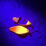 Ein Frieslinger Spoon in Burning Orange unter UV Licht