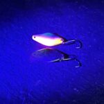 Ein Frieslinger Spoon in Burning Orange unter UV Licht