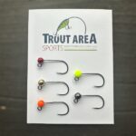 5 Decoy Tungstenhaken mit farbigen Tungstenperlen auf weißem Untergrund