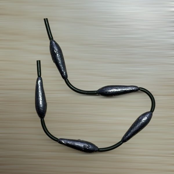 Kette von Tropfenbleien auf einem Silikonschlauch