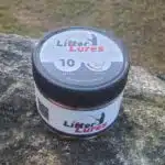Eine Dose Lifter Lures auf einem Stein